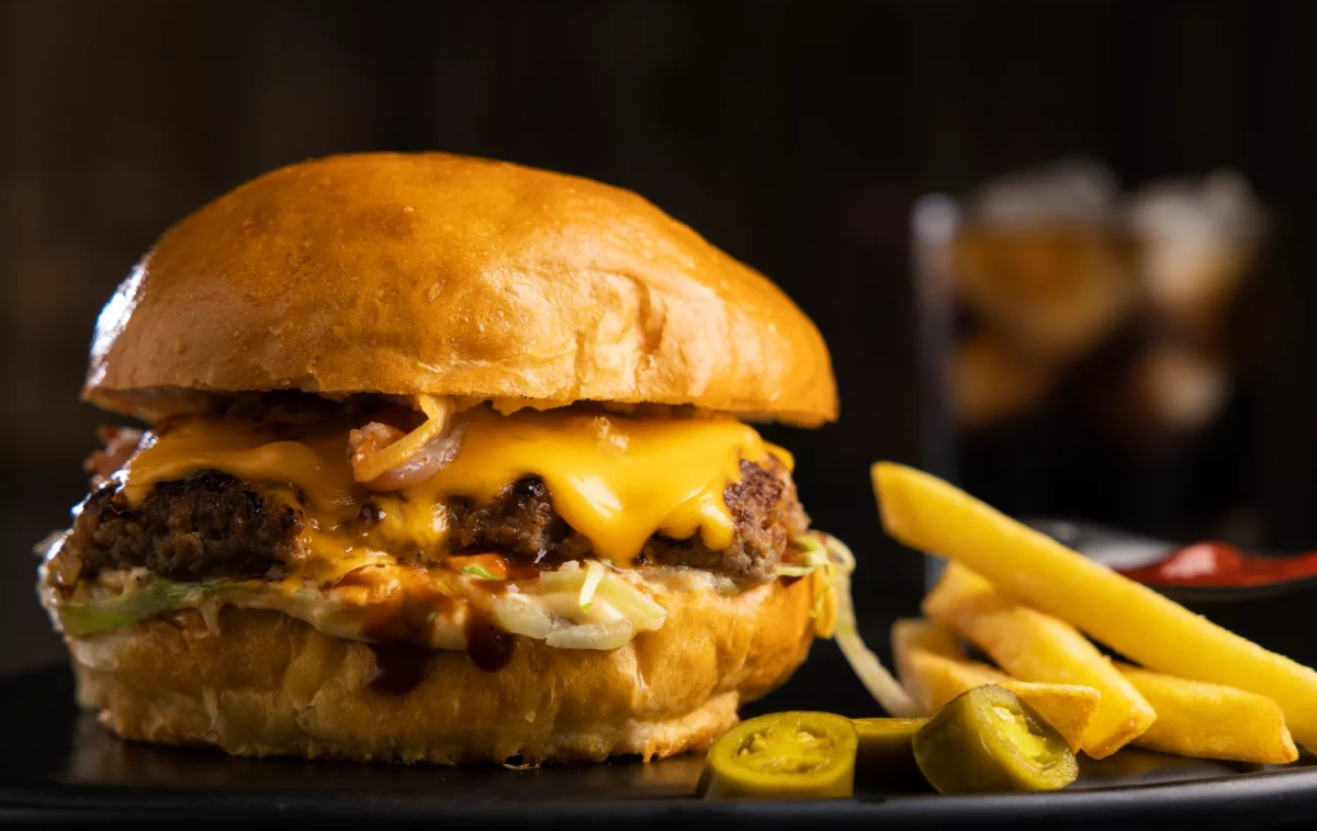 Hamburguesa con patatas fritas, una de las comidas que más engordan / FREEPIK