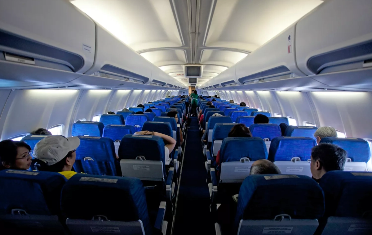 Pasajeros en los asientos de un avión / PEXELS