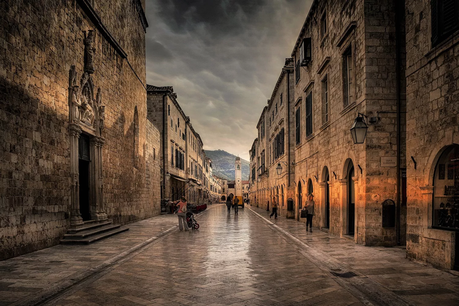 Viajeros por las calles del casco antiguo de la turística ciudad de Dubrovnik, en Croacia / PIXABAY