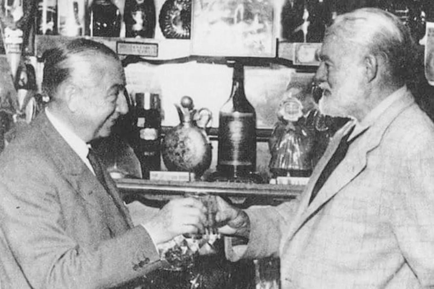 Perico Chicote y Ernest Hemingway brindando / MUSEO CHICOTE