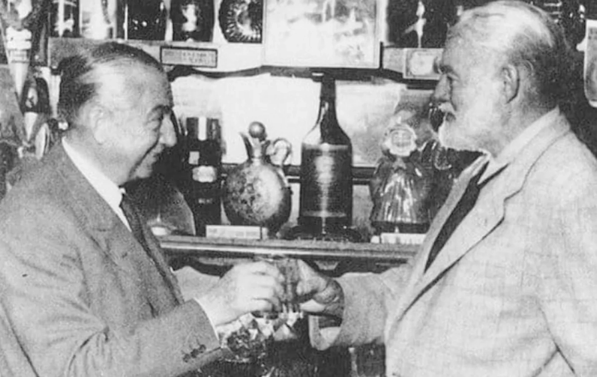 Perico Chicote y Ernest Hemingway brindando / MUSEO CHICOTE