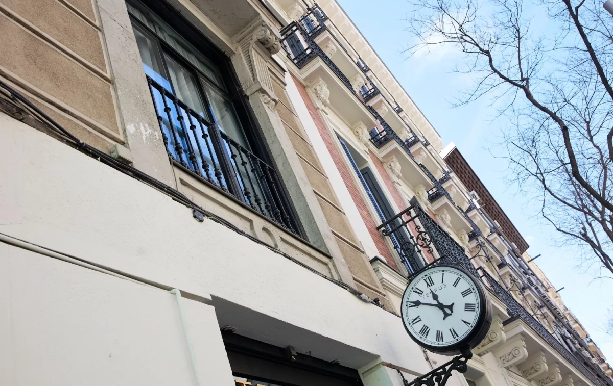 El reloj de un comercio días antes del cambio de hora / EP