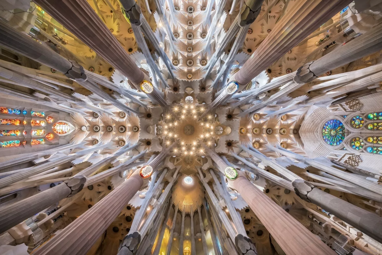 Interior de la basílica de la Sagrada Família de Barcelona   EP