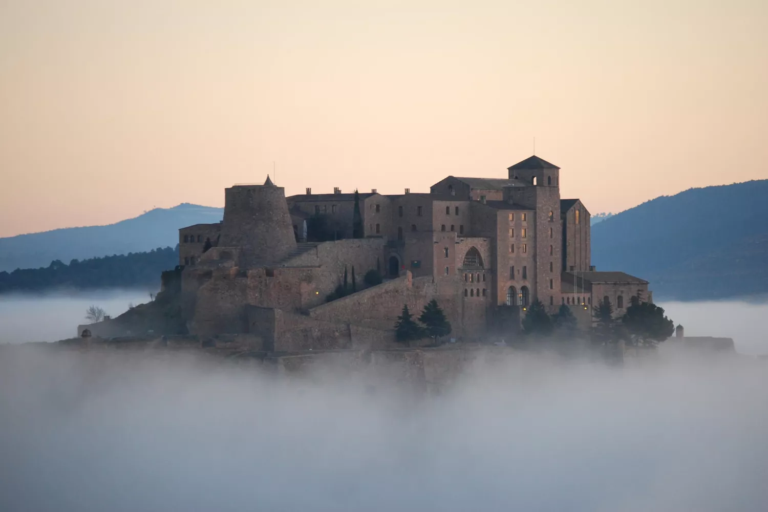 El Parador de Cardona, donde se encuentra la misteriosa habitación 712 PARADORES