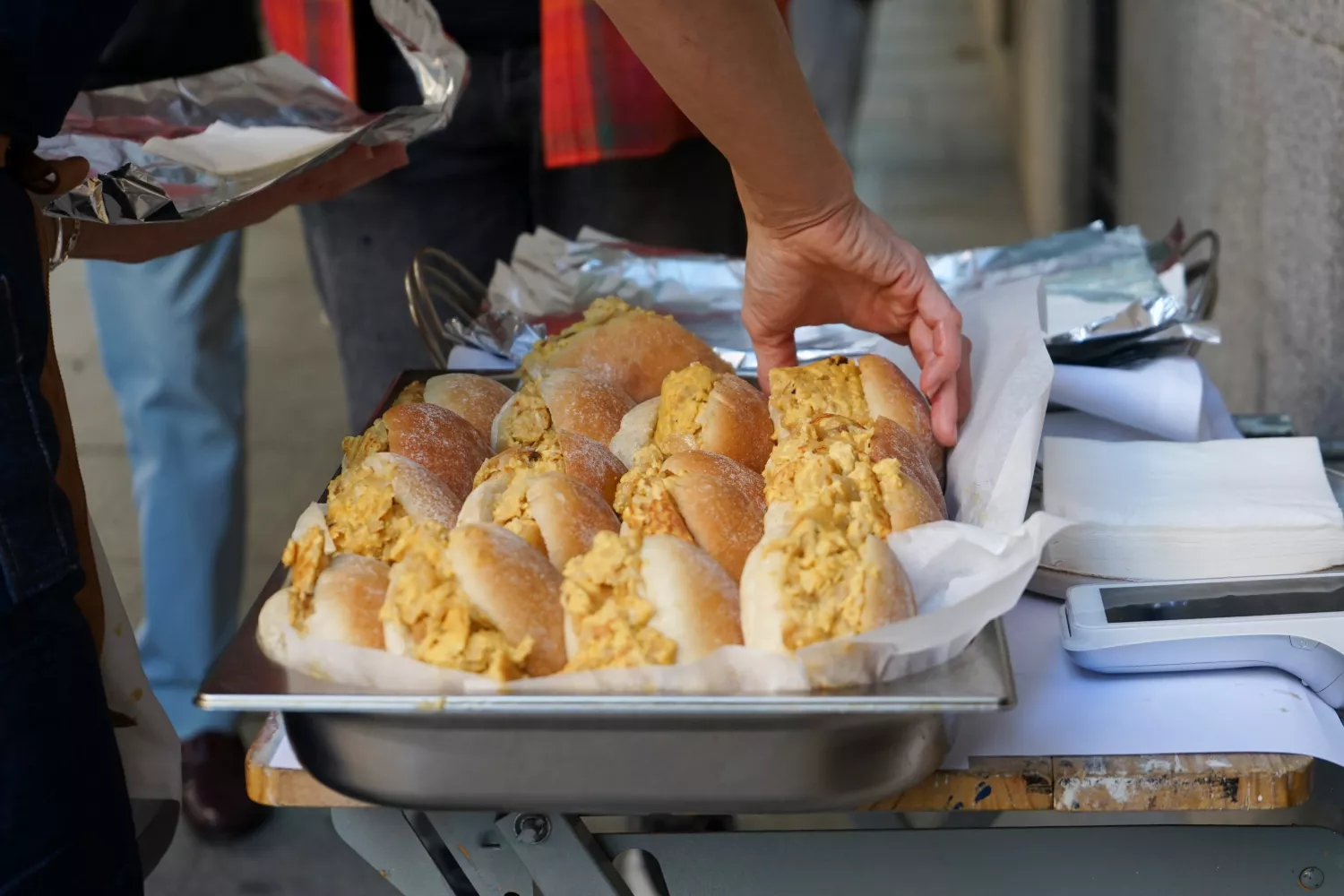 Molletes de tortilla de patatas en Haramboure / EFE - MARÍA ALONSO MARTOS