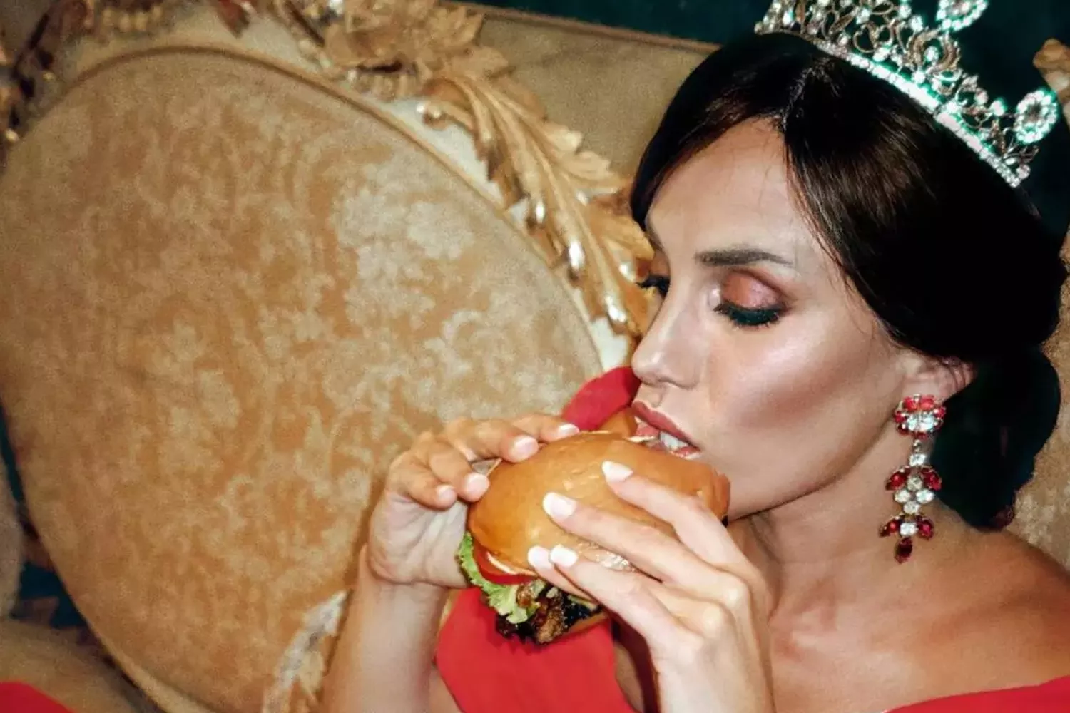 La doble de Letizia muerde la nueva burger sin gluten de Vicio / INSTAGRAM GANASDEVICIO