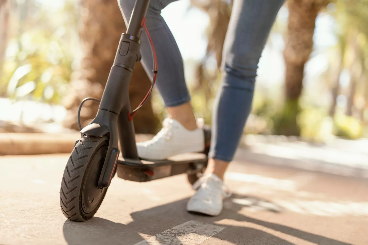 Una mujer en patinete eléctrico / FREEPIK