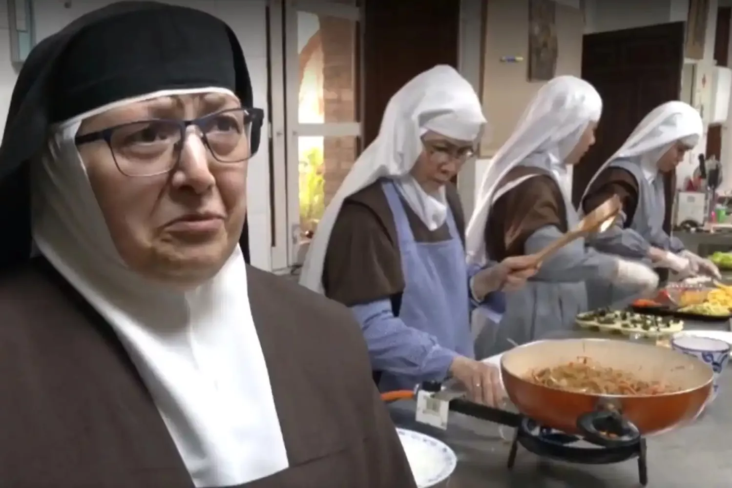 Una de las monjas del convento de las Carmelitas explicando cómo hacen su sushi / INFORMATIVOS TELECINCO