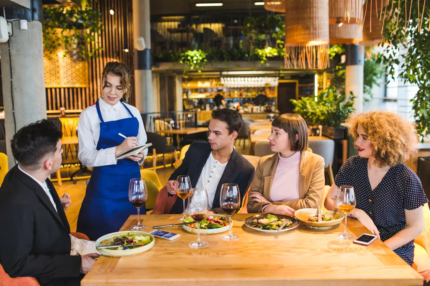 Varias personas piden menú del día en un restaurante / FREEPIK