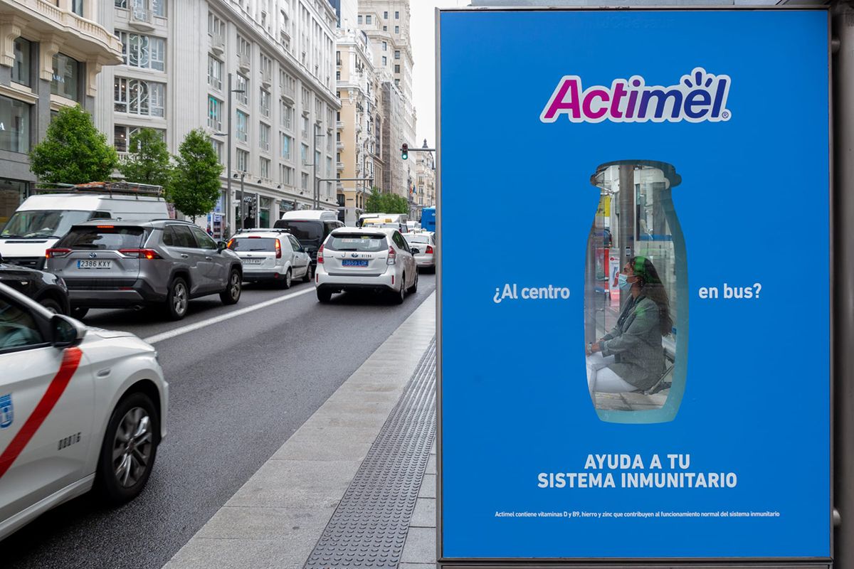 Una marquesina con la campaña publicitaria de Actimel en Madrid / ACTIMEL