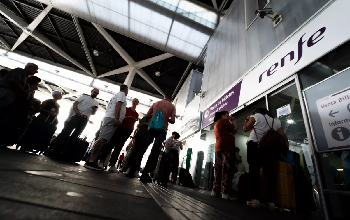 Pasajeros junto a las máquinas de venta de billetes de Renfe en la estación Joaquín Sorolla de Valencia / EP