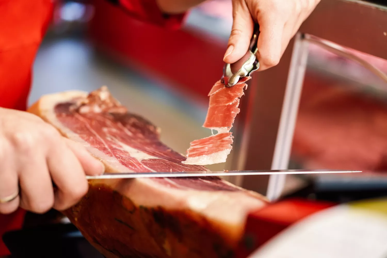 Un profesional corta un jamón serrano / FREEPIK - @javi_indy