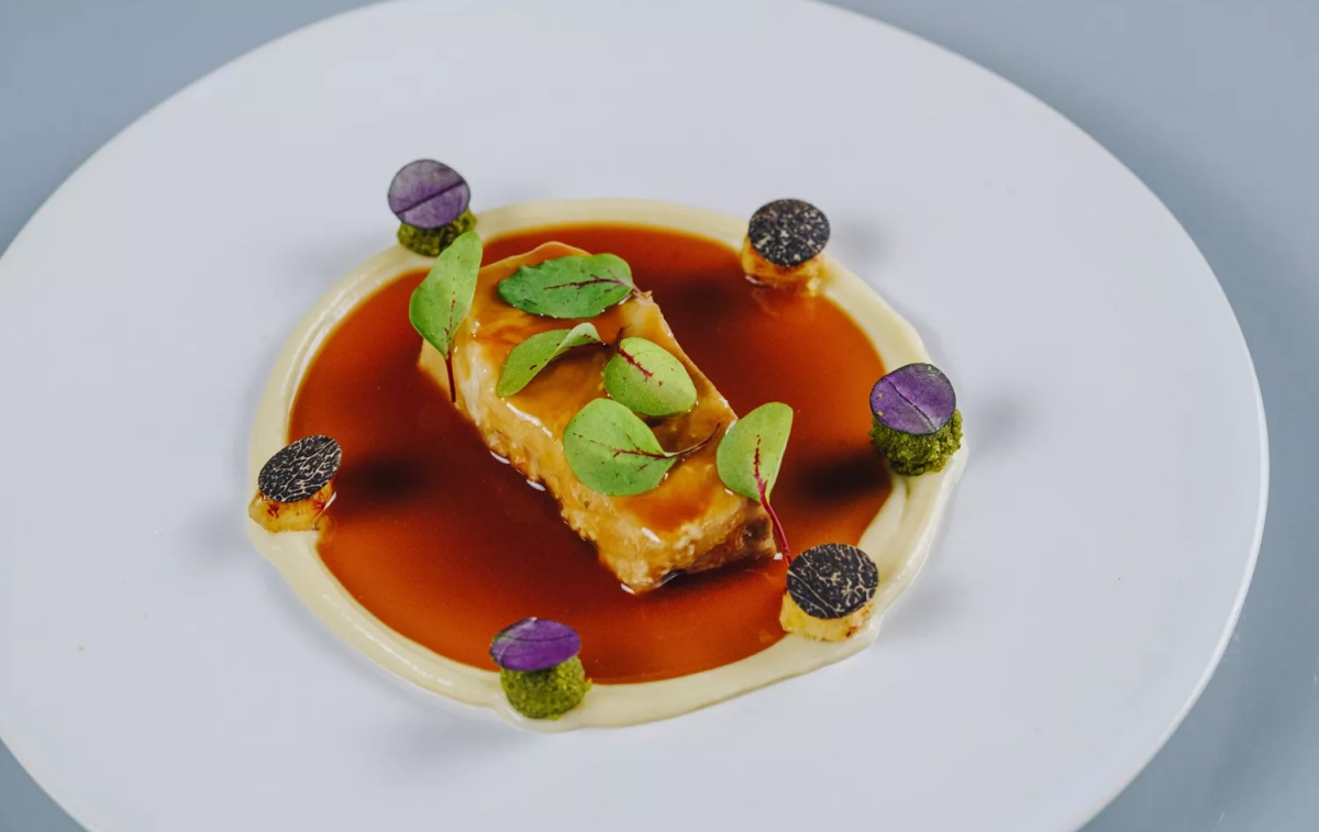 Un plato de esturión, foie y crema de tubérculos de Sollo Restaurante