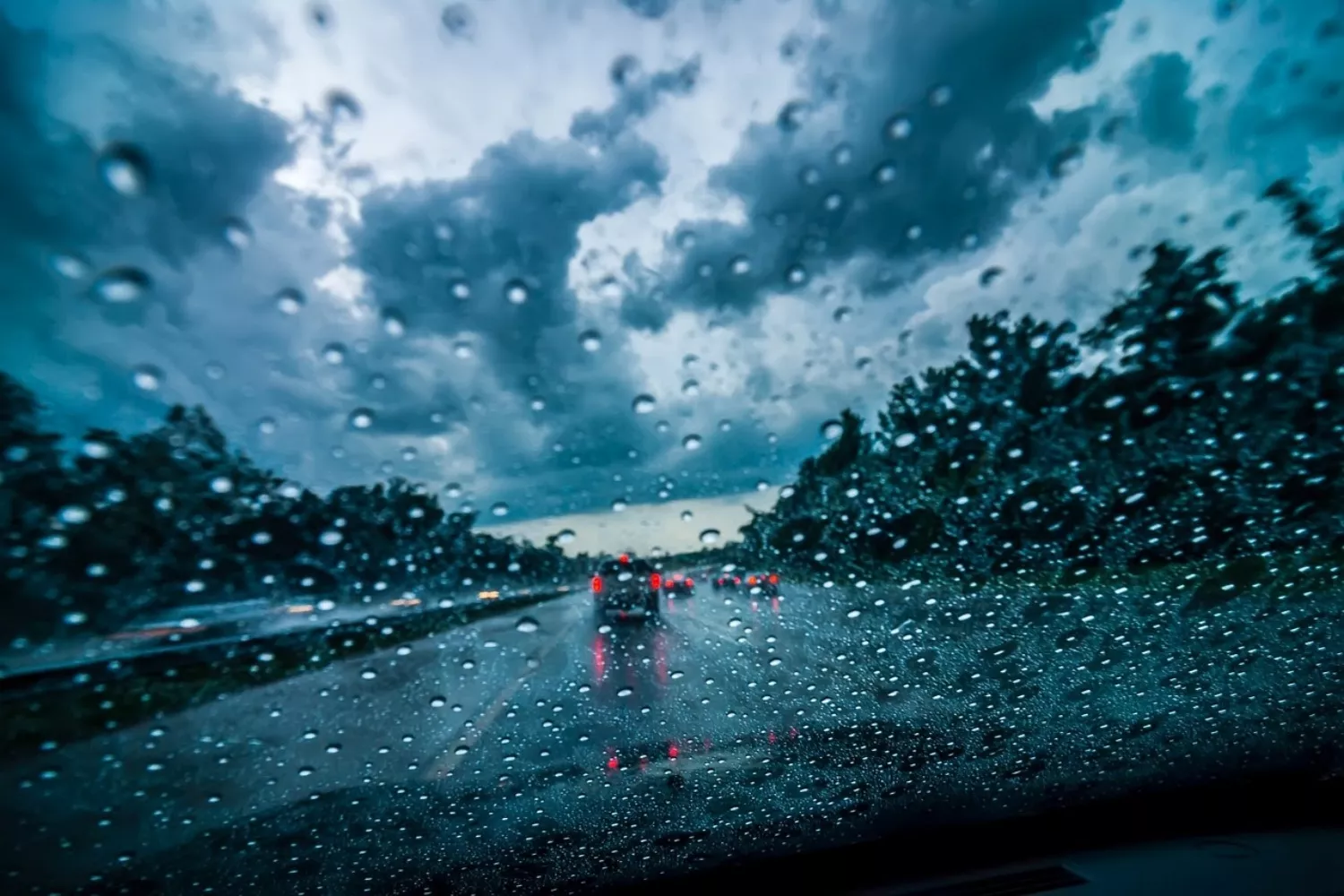 Un coche en una carretera con lluvia / PARCLICK