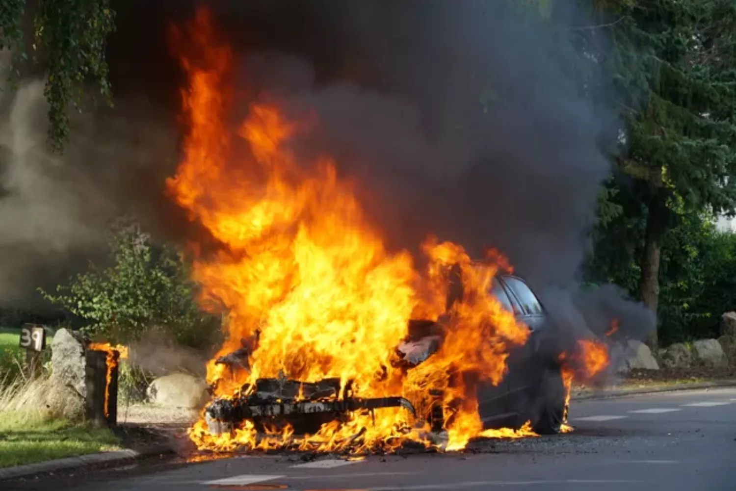 Un coche incendiado a causa de una avería provocada por la falta de mantenimiento y el calor / GETTY