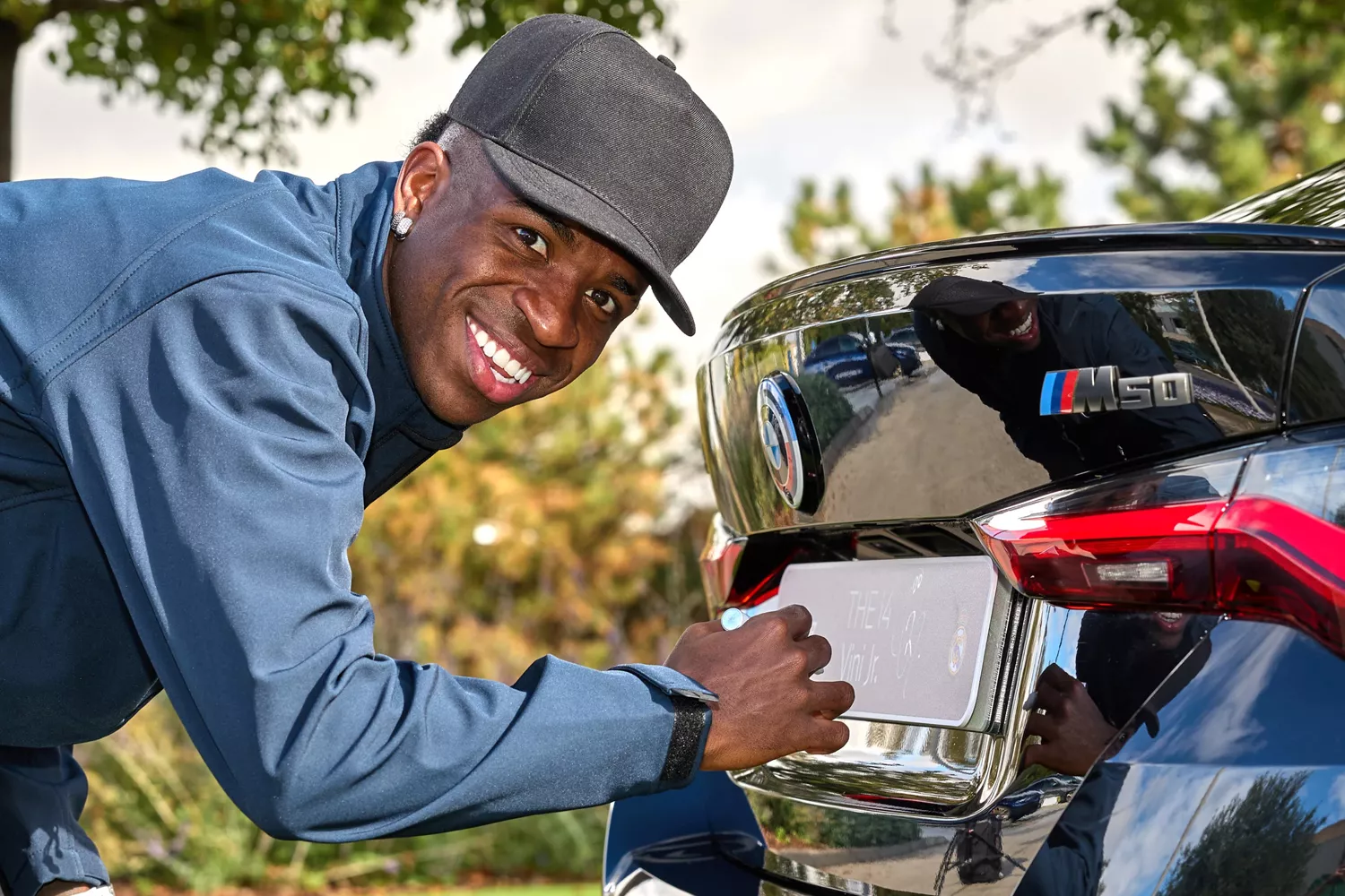 Vinicius Jr. firma la matrícula de su / BMW RM - BMW