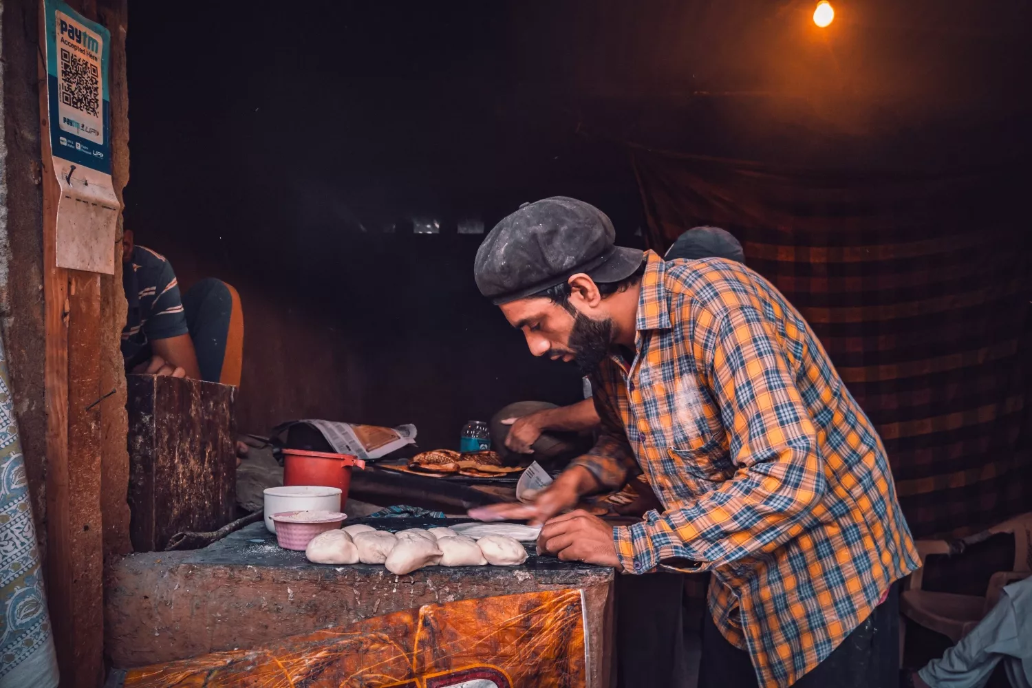 Un panadero artesano amasa pan en un obrador / PEXELS