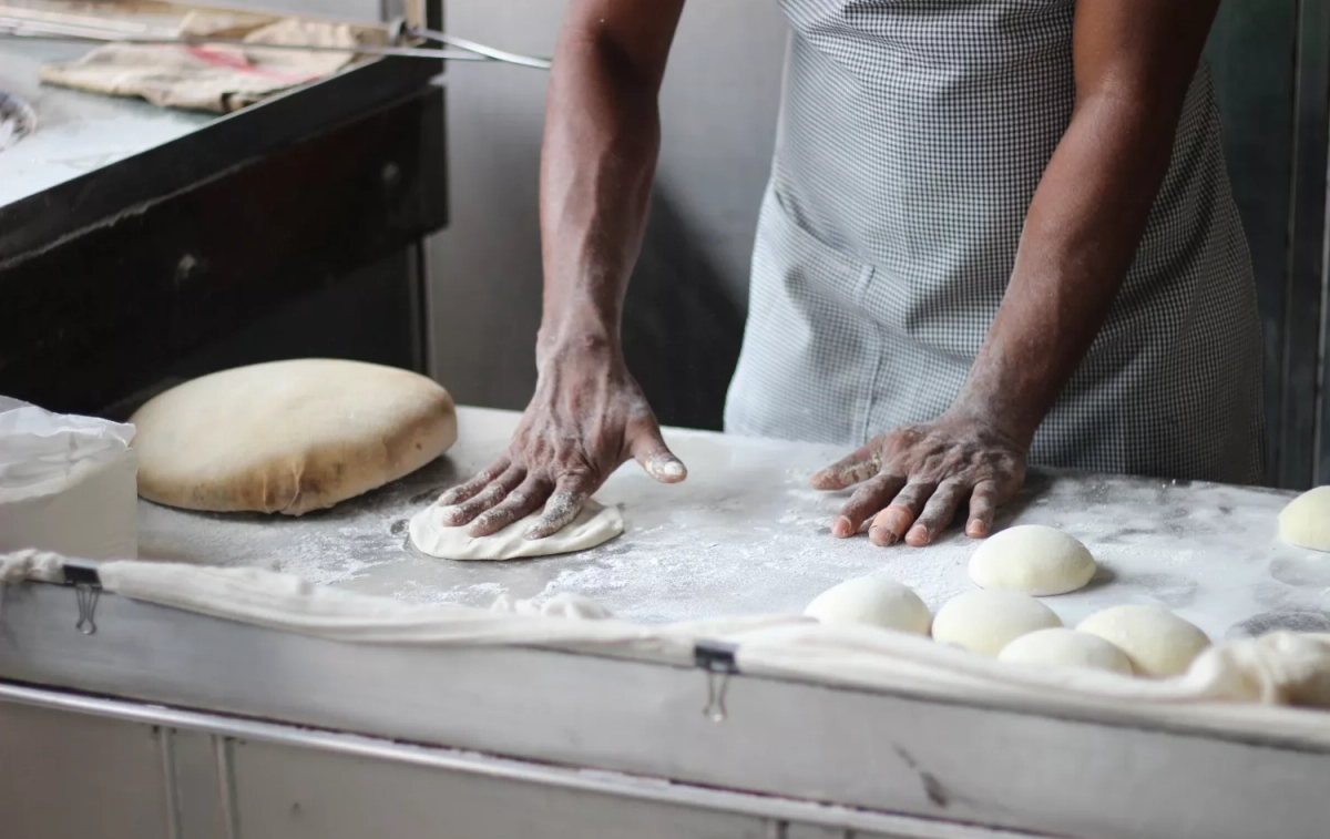 Un panadero amasa pan / PEXELS 