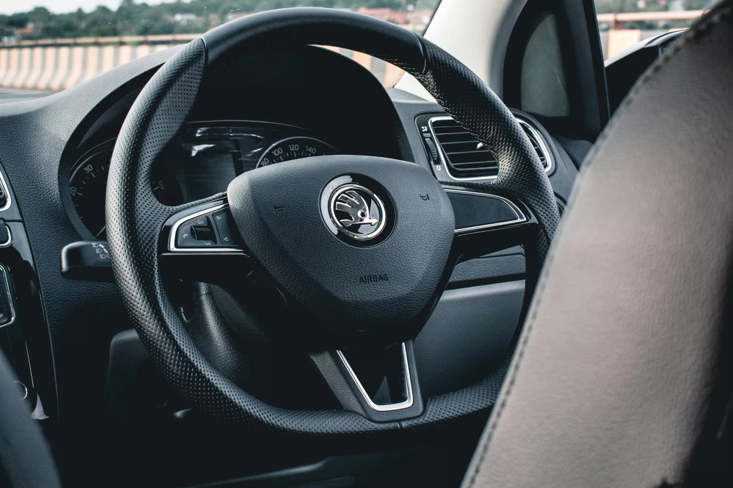 El volante de un coche Škoda / UNSPLASH