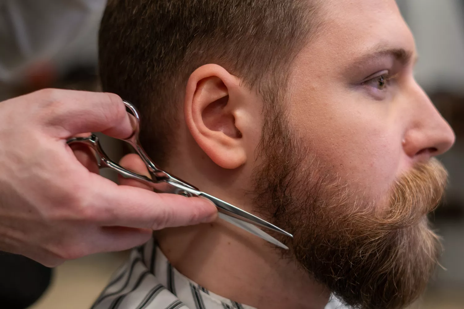 Un hombre, en la peluquería, para cortarse el pelo y la barba / PEXELS