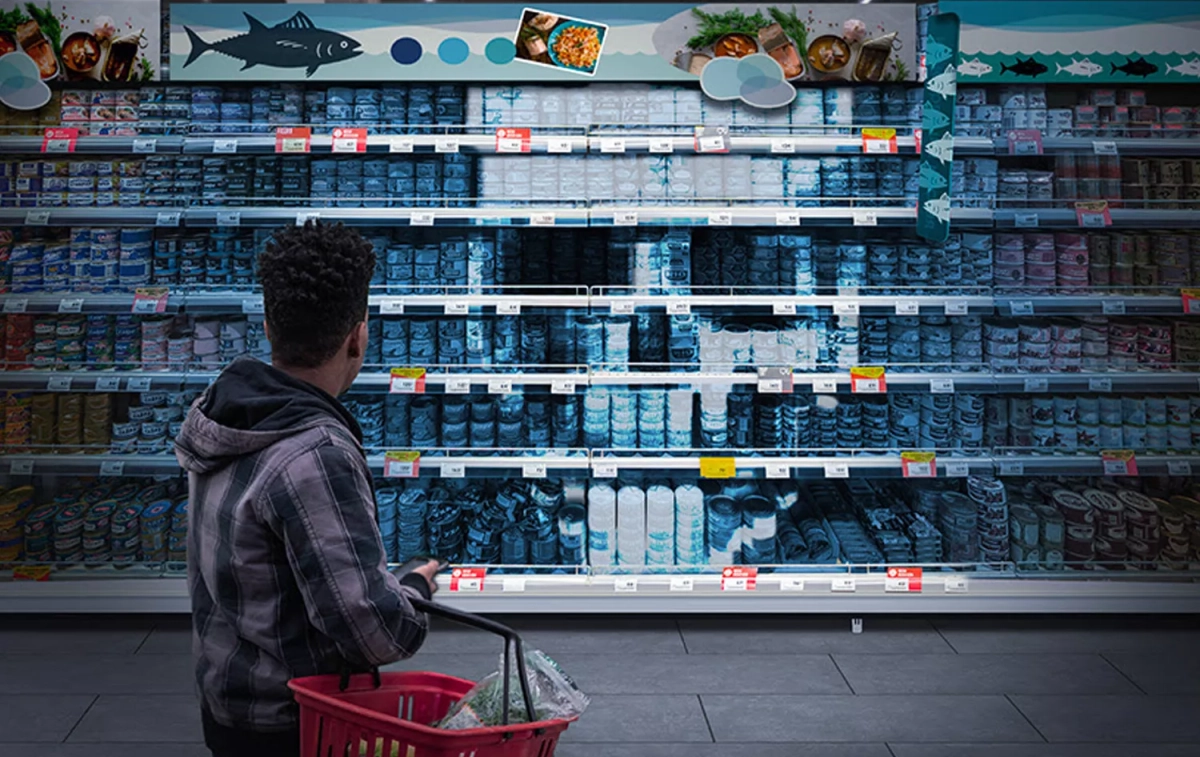 Latas de atún y otros productos en un supermercado / BLOOM