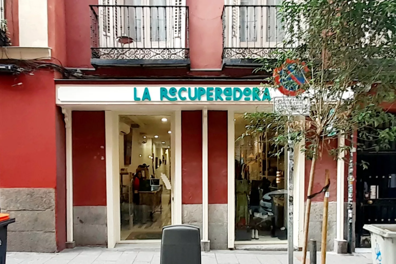 Fachada de la tienda de La Recuperadora en Malasaña / CG