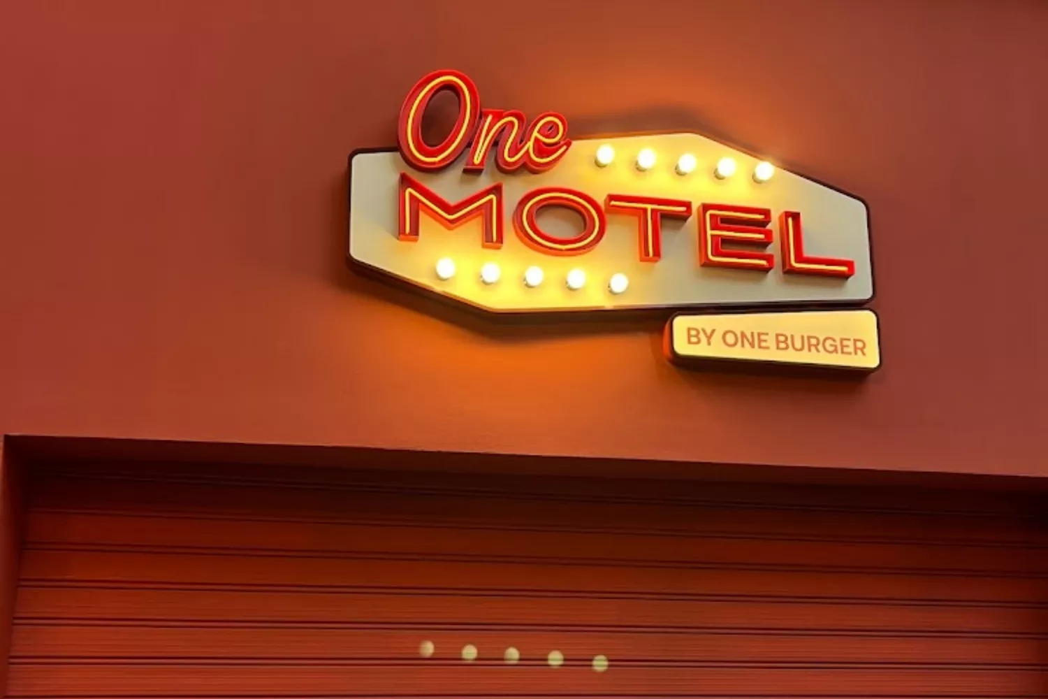 Cartel de One Motel, la nueva hamburguesería camuflada en un hotel de carretera / ONE BURGER