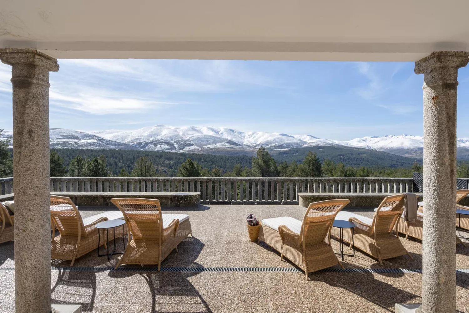 Las impresionantes vistas de la terraza del Parador de Gredos