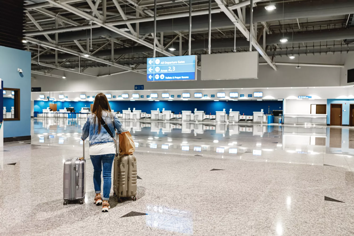 Una persona con su maleta en un aeropuerto antes de coger un avión / FREEPIK - FABRICASIMF