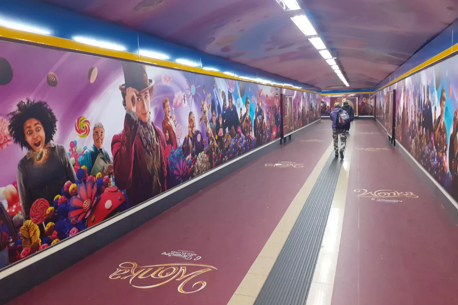 Un pasillo de la estación de metro de Callao con la publicidad de Wonka / CG