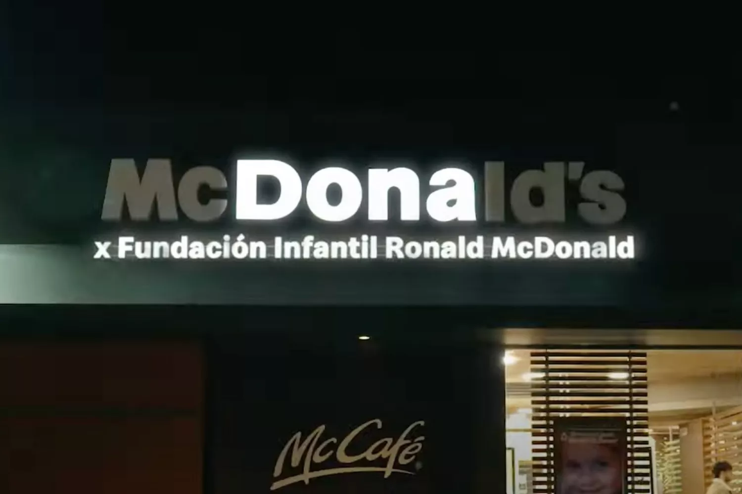 Letrero de McDonald's iluminado solo con las cuatro letras de una campaña / MCDONALD'S