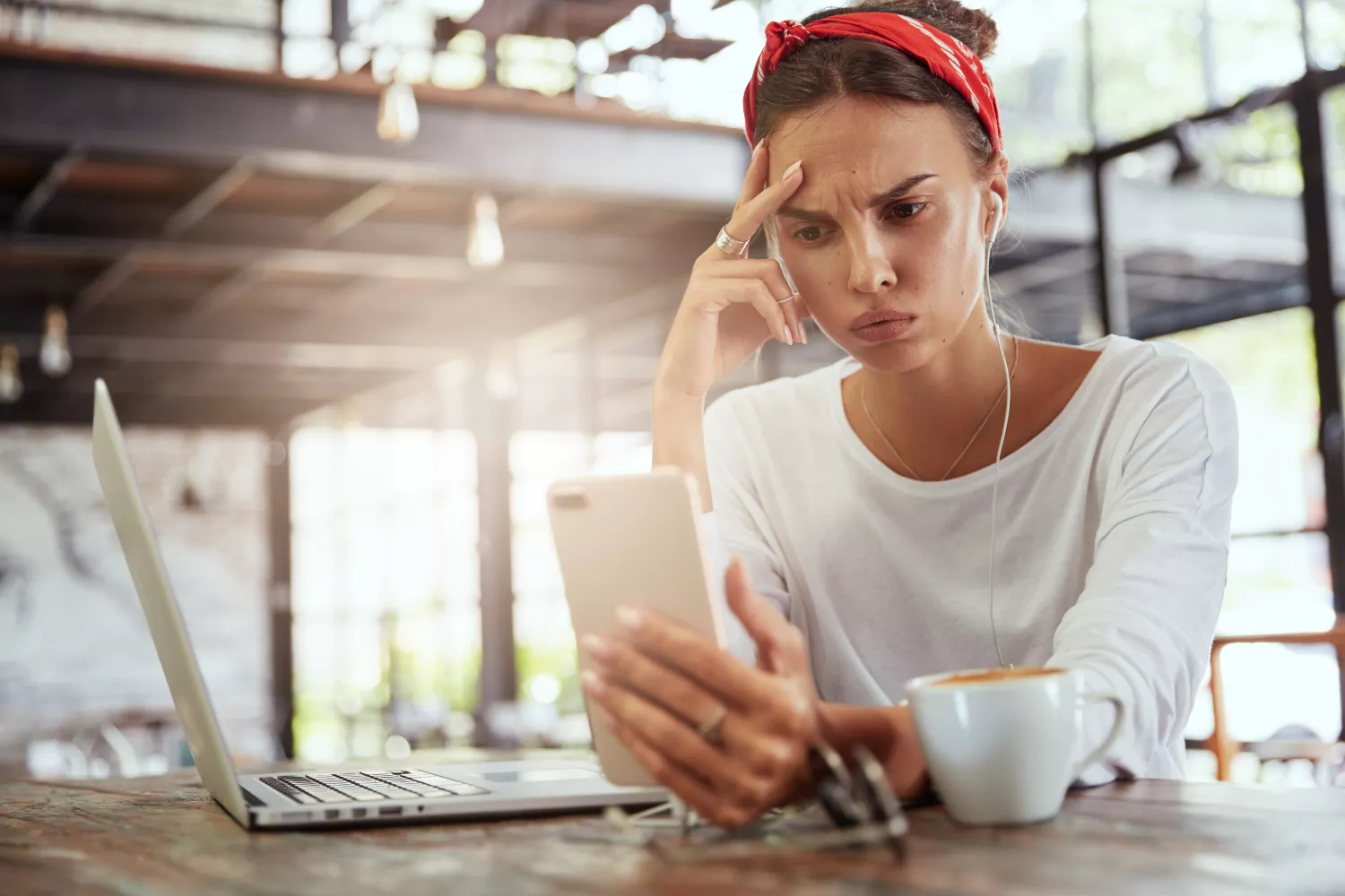 Una mujer comprueba en su móvil el estado de su pedido de Allzone / FREEPIK