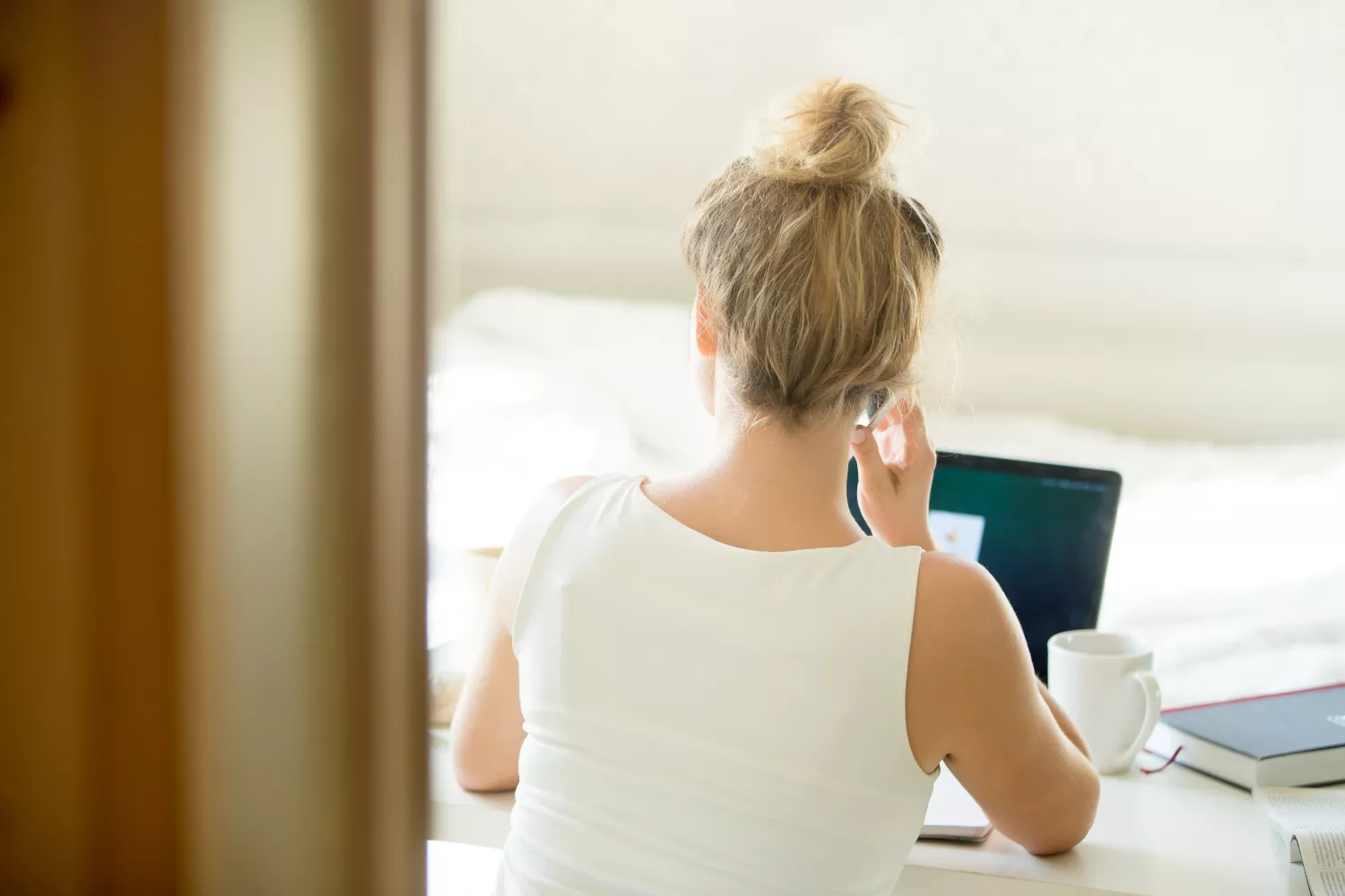 Una mujer habla por teléfono / FREEPIK - @yanalya