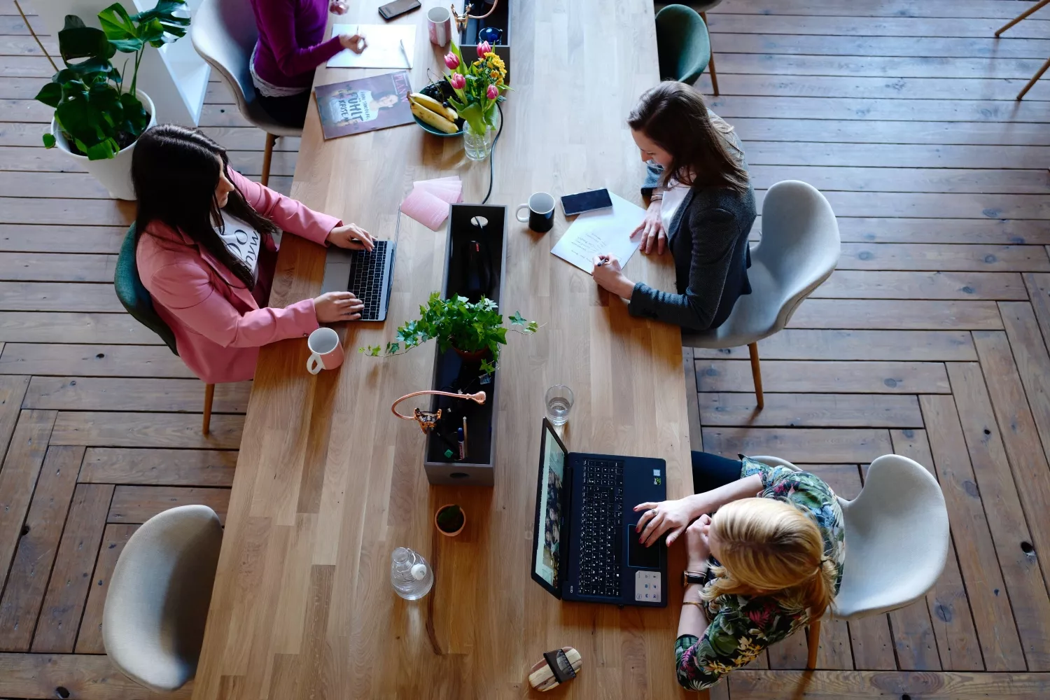 Tres mujeres que trabajarán gratis desde hoy hasta el año que viene / PEXELS