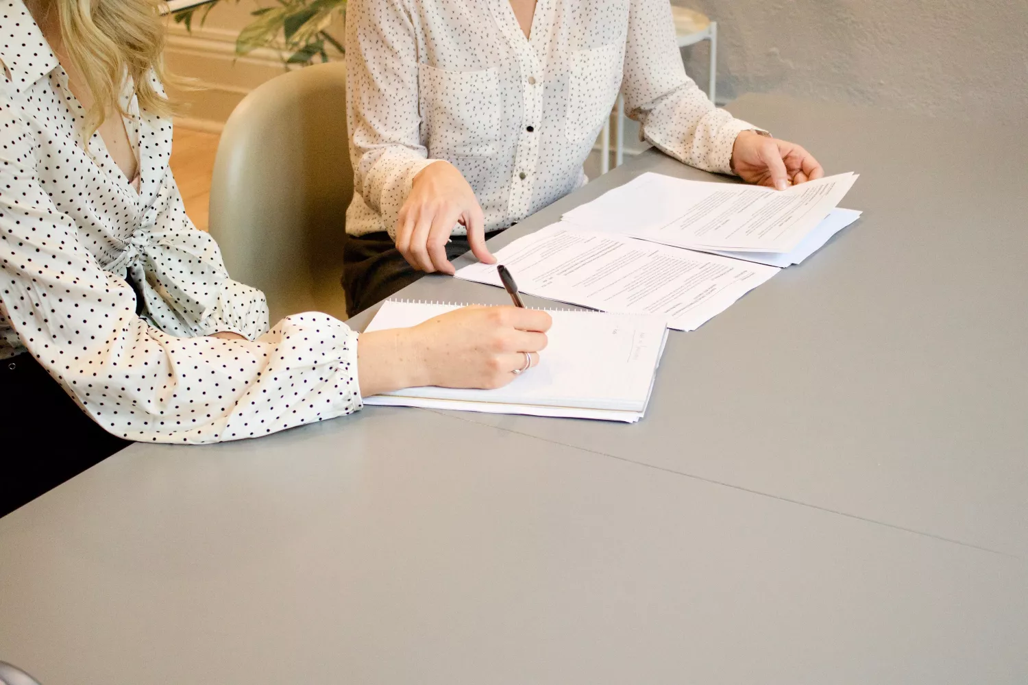 Dos personas revisan unos documentos / UNSPLASH