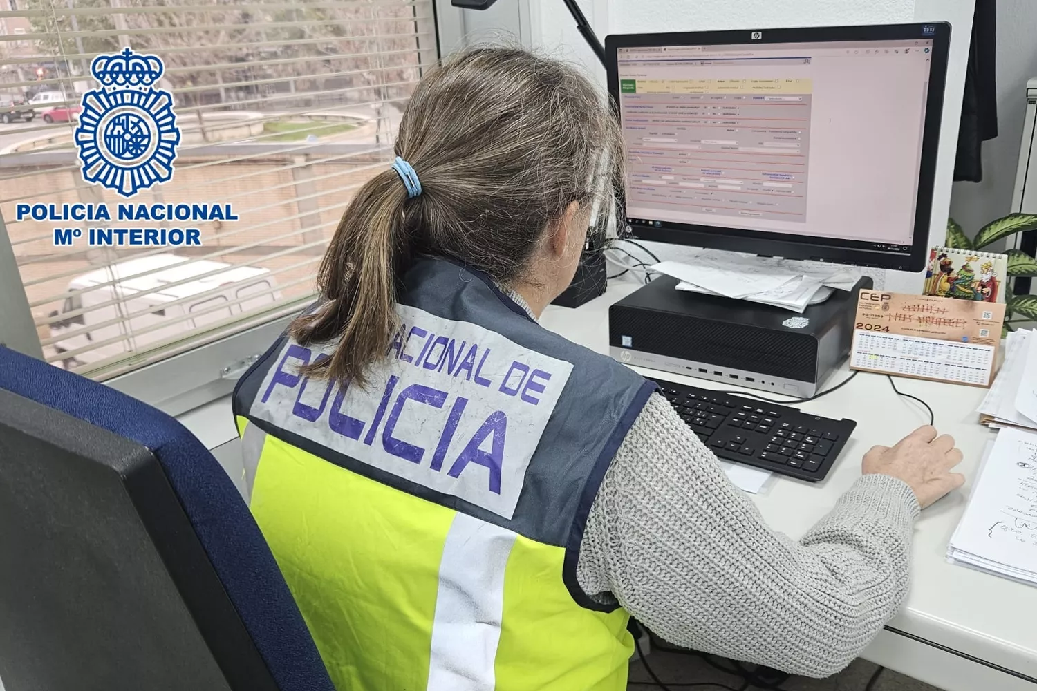 Una empleada de la Policía Nacional frente al ordenador / POLICÍA NACIONAL