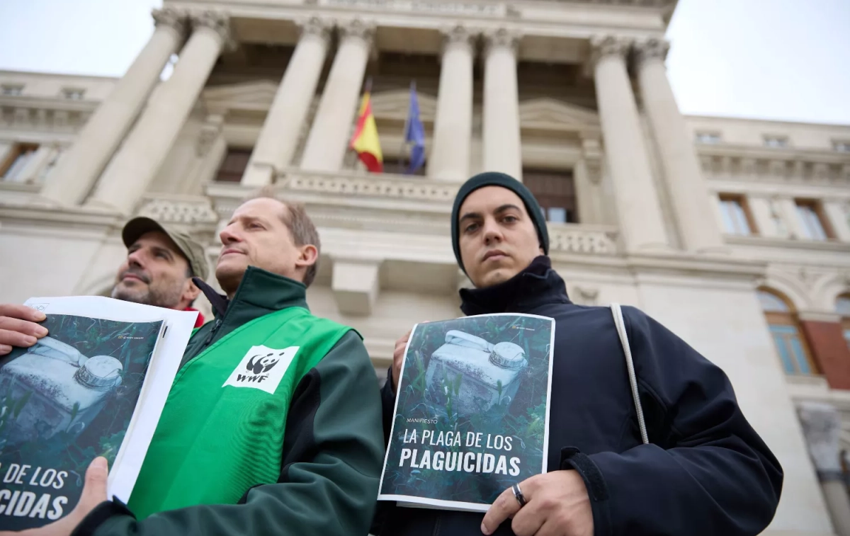 Varias personas protestan contra el uso de plaguicidas / JESÚS HELLÍN - EUROPA PRESS