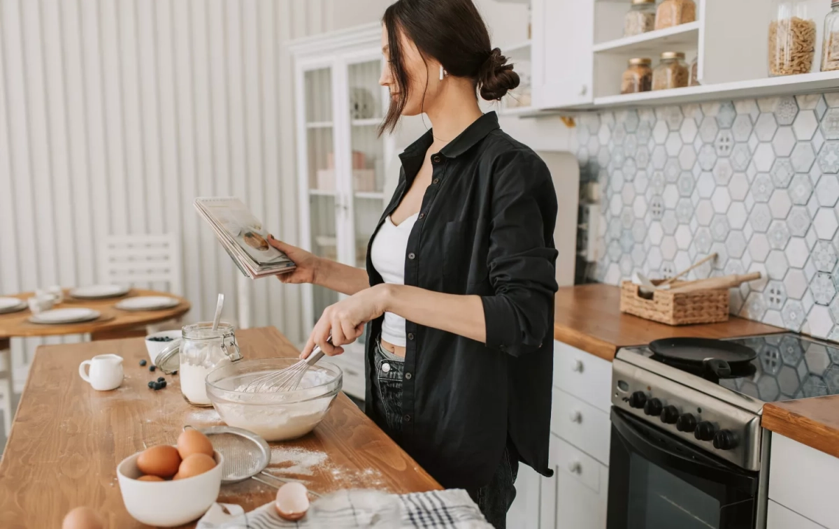 Una mujer cocina recetas saludables / PEXELS