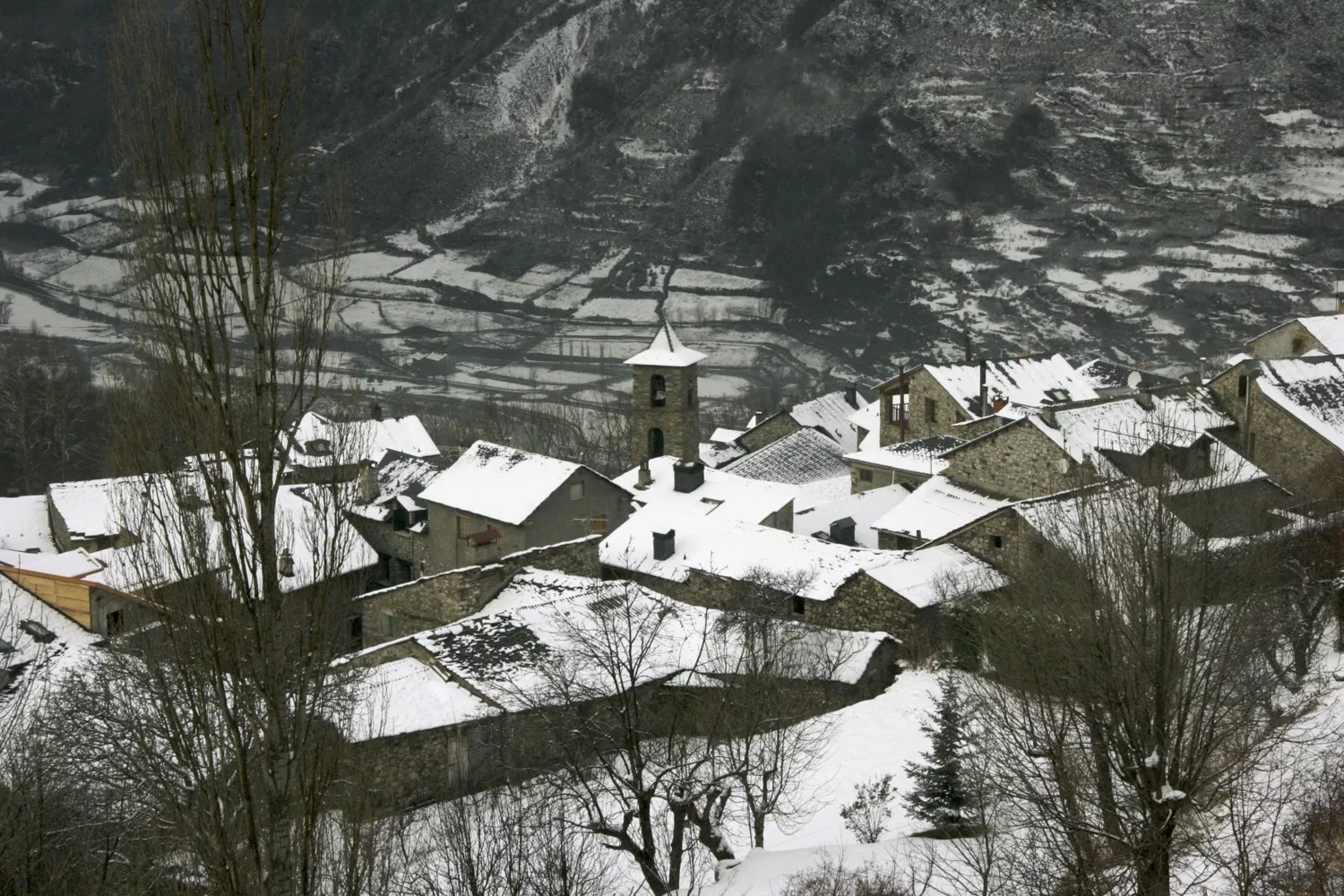 Los tejados de Cerler, el pueblo más alto del pirineo aragonés / WIKIPEDIA