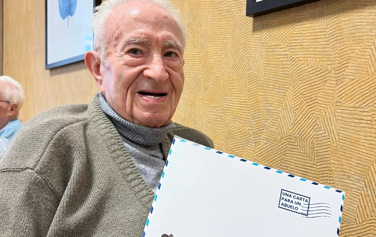 Una persona mayor recibe una felicitación gracias a 'Carta Para Un Abuelo' / FOTOS CEDIDAS