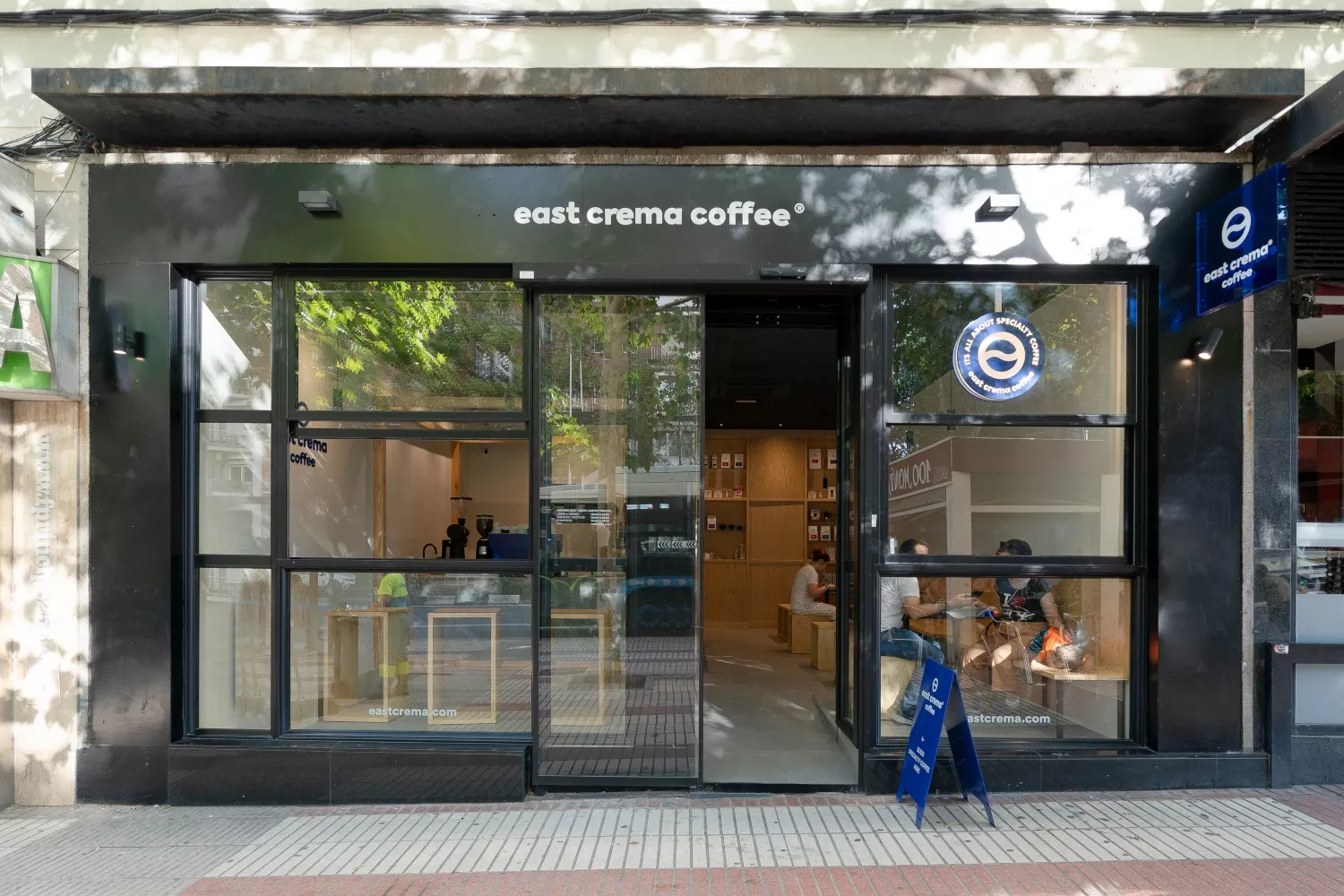 Fachada de una tienda de East Crema Coffee / Cedida por East Crema Coffee