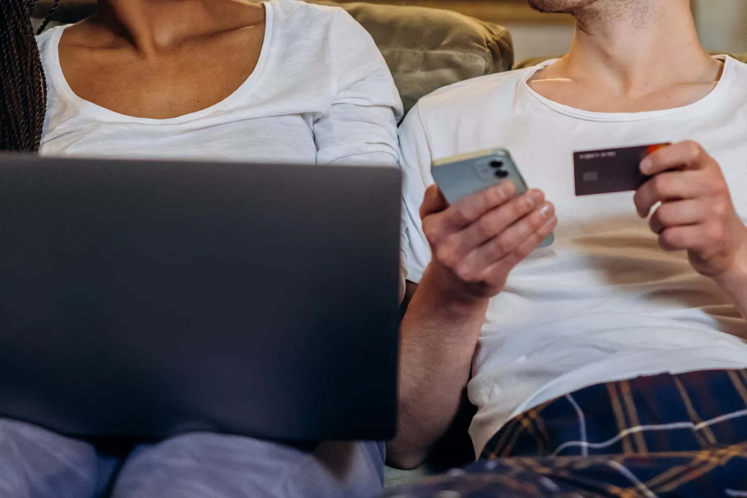 Una pareja hace una compra online / PEXELS