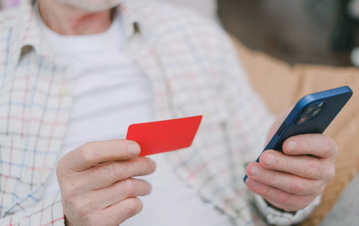 Una persona hace una compra por el móvil con su tarjeta / PEXELS