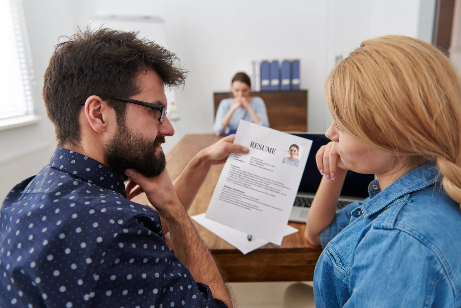 Tres personas en una entrevista de trabajo / FREEPIK - @gpointstudio