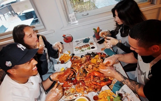 Un grupo de amigos comiendo/ WOWCRAB