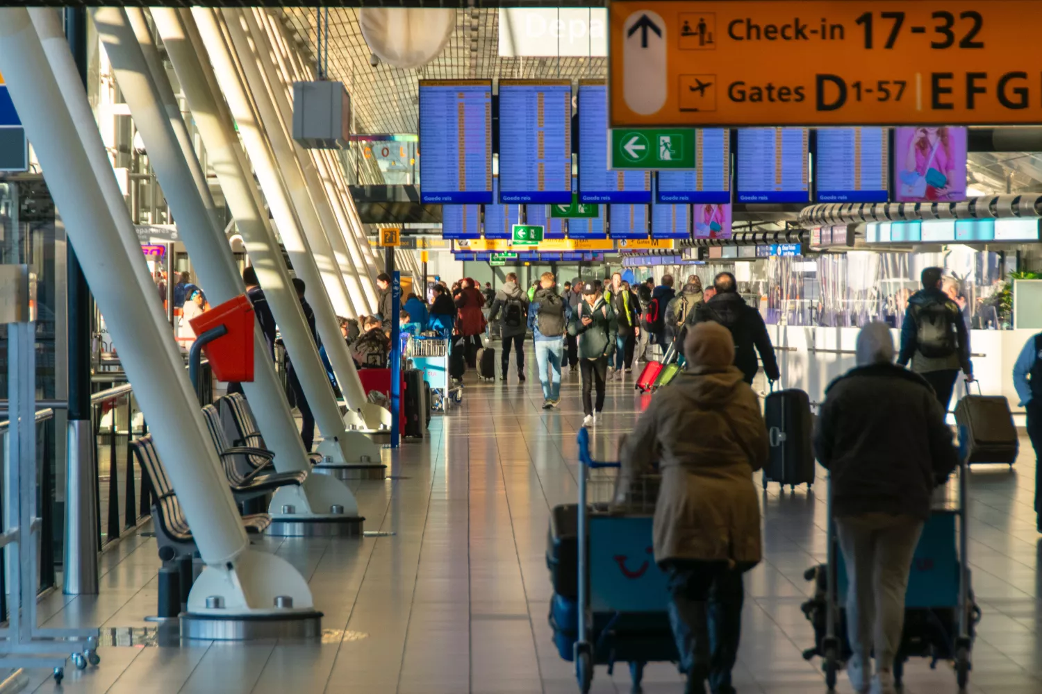 Varias personas en uno de los aeropuertos mejor valorados / UNSPLASH