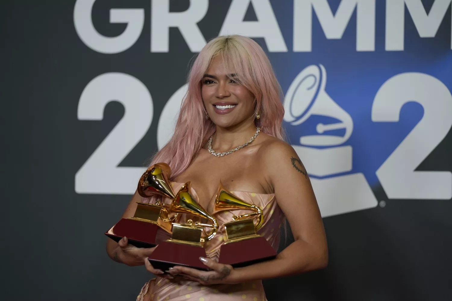 La cantante Karol G, posa con los 3 Grammy que le han sido otorgados durante la gala de entrega de los Latin Grammy 2023 / EP