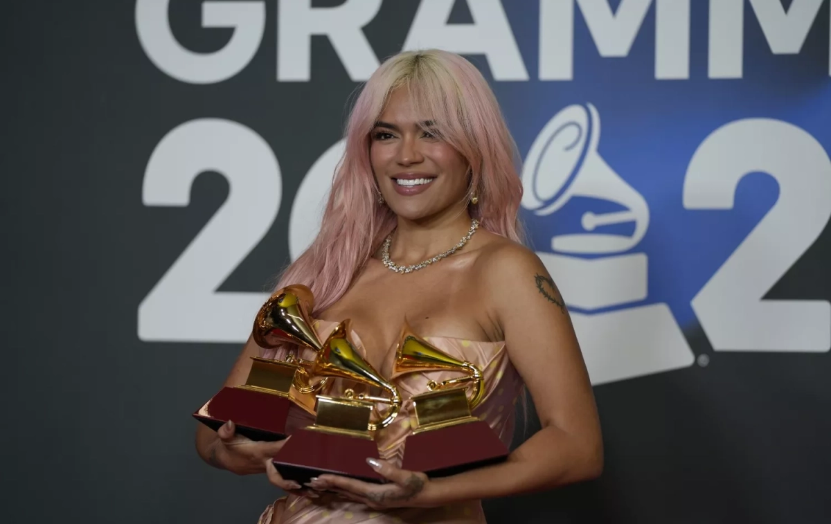 La cantante Karol G, posa con los 3 Grammy que le han sido otorgados durante la gala de entrega de los Latin Grammy 2023 / EP