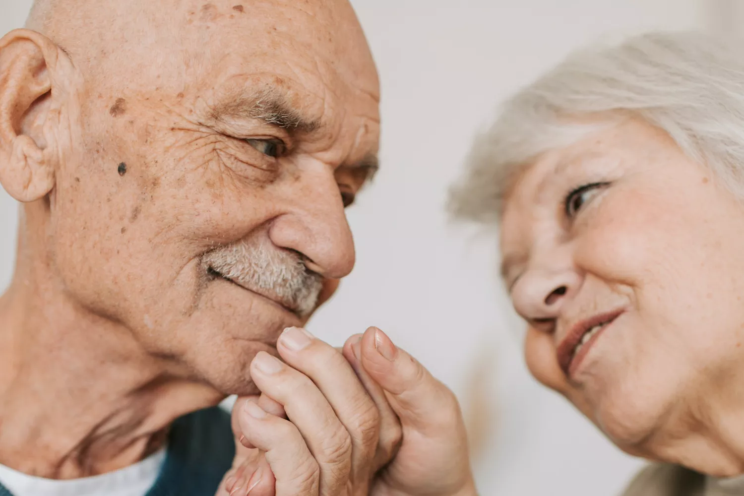 Una pareja de personas mayores que cobrarán la pensión de viudedad más adelante / PEXELS