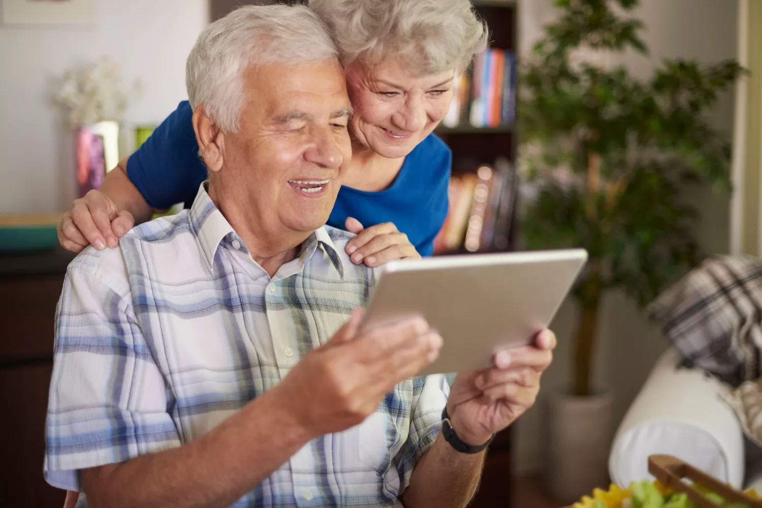 Dos personas mayores con una tablet regalada / TK HOME